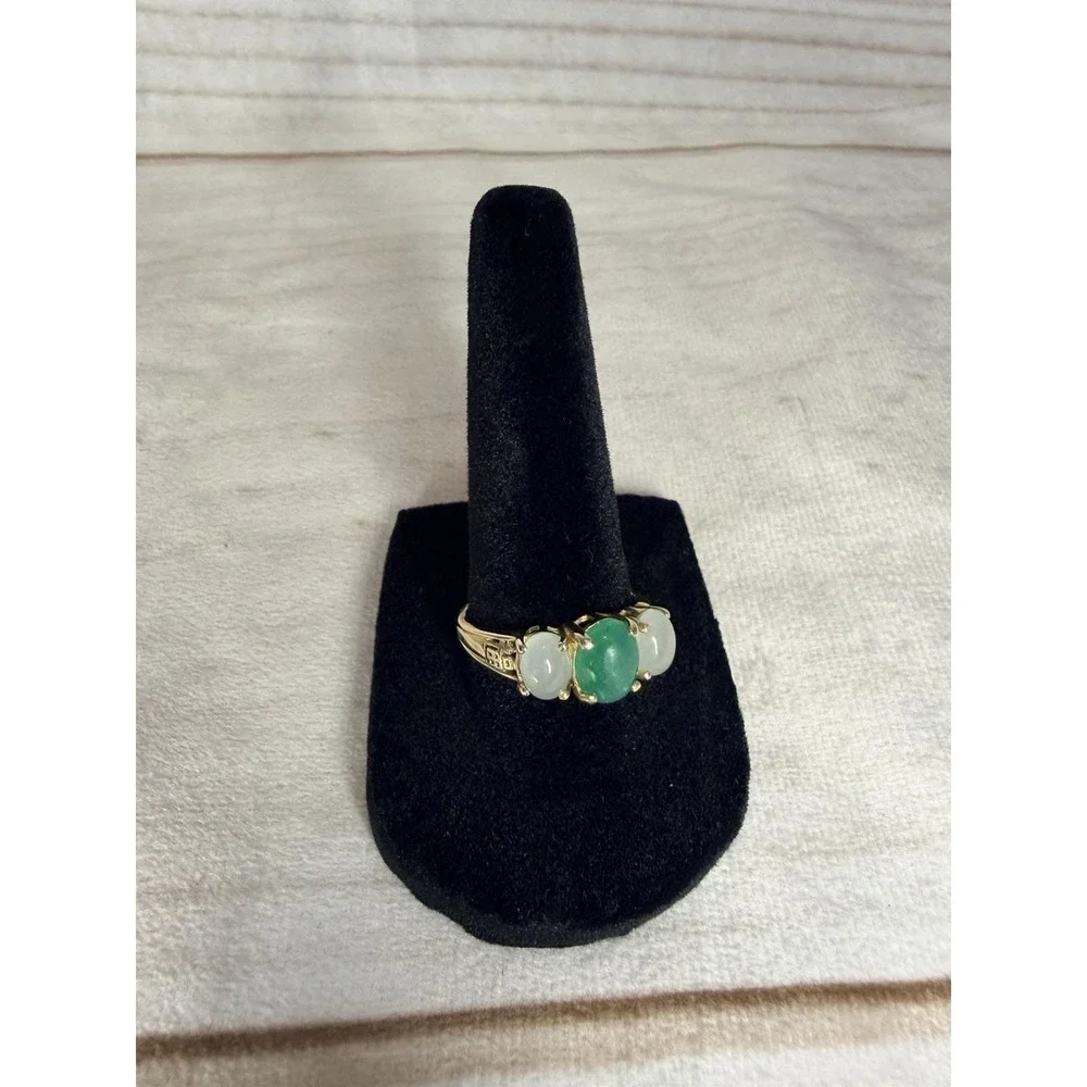 Vintage 14K Gold Chalcedony Ring Green & White Cabochon 3 Stone Ring HN Mark 7.5